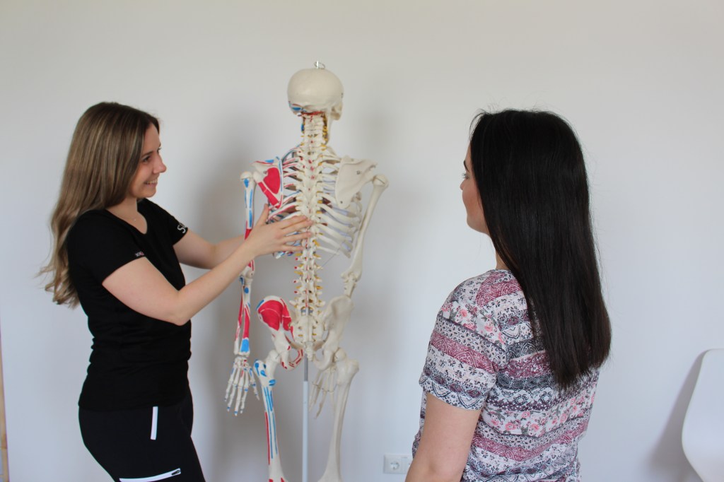 Bild zeigt Michaela Ebner-Vögerl mit einer Patientin